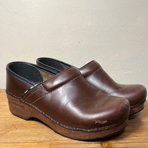 Dansko Women’s Size 6.5-7 / 37 Wide Brown Clogs